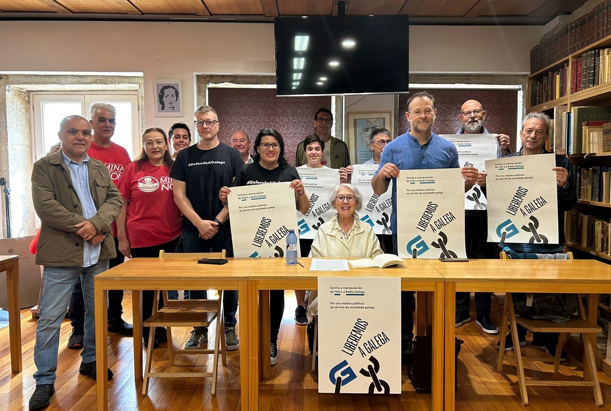 Imagen de miembros del Comité Intercentros y de otros colectivos en la presentación de la recogida de firmas contra la nueva ley (Foto: Europa Press).