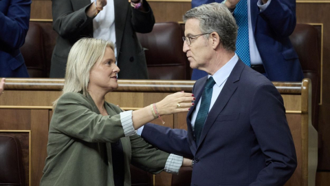 La senadora del PP, Maria del Mar Blanco y el presidente del PP, Alberto Núñez Feijóo, se abrazan durante una sesión de control al Gobierno, en el Congreso de los Diputados, a 9 de octubre de 2024