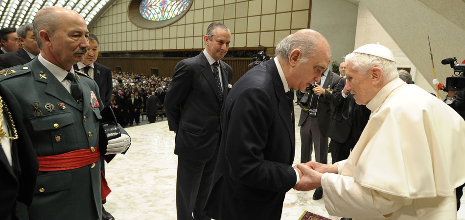 Jorge Fernández Díaz saluda al papa Benedicto XVI con motivo del centenario del Patronazgo de la Virgen del Pilar a la Guardia Civil