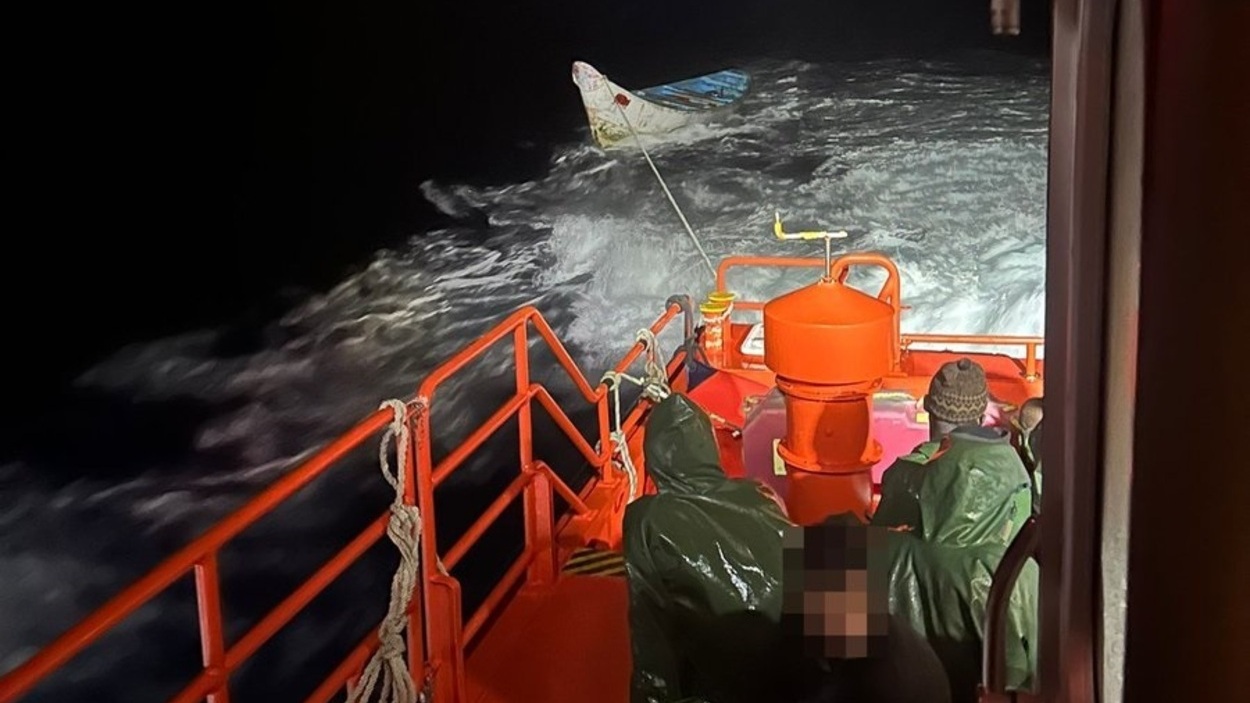 Uno de los rescates de una patera realizados por Salvamento Marítimo en aguas de Canarias. EP