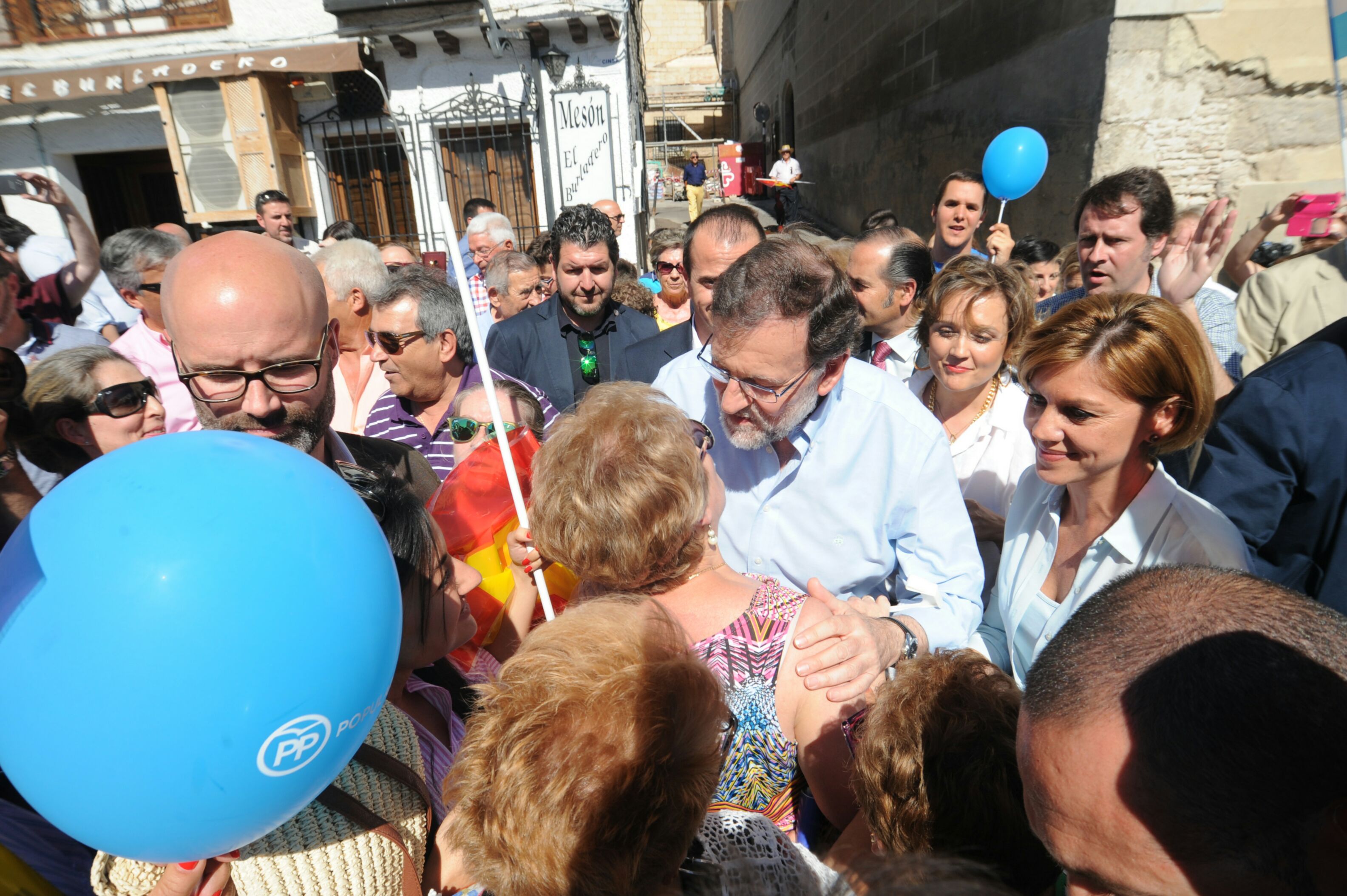 Mariano Rajoy junto a Maria Dolores de Cospedal en Torrijos, Toledo.