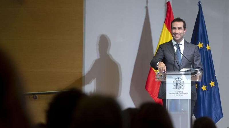El Gobierno negocia con Bruselas una reforma fiscal “realista” para recibir el quinto pago de fondos europeos. EP.
