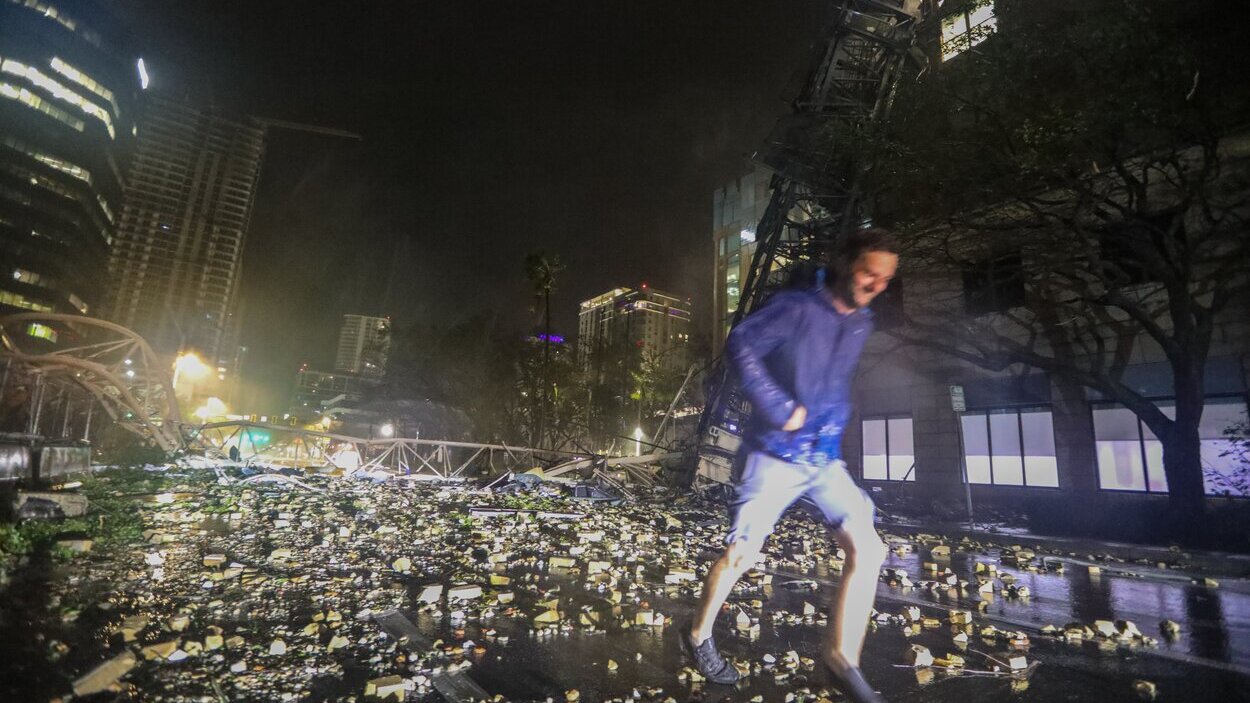 Ascienden a 14 los muertos por el paso del huracán Milton por Florida