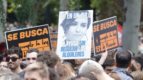 Varias personas durante una manifestación para denunciar el precio de los alquileres, a 13 de octubre de 2024, en Madrid (España).