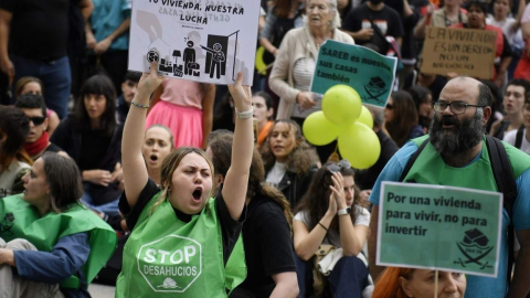 Varias personas durante una manifestación para denunciar el precio de los alquileres, a 13 de octubre de 2024, en Madrid (España). 