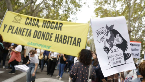 Varias personas durante una manifestación para denunciar el precio de los alquileres, a 13 de octubre de 2024, en Madrid (España). (3)