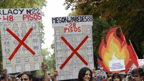 Varias personas durante una manifestación para denunciar el precio de los alquileres, a 13 de octubre de 2024, en Madrid (España). (2)