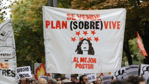 Varias personas durante una manifestación para denunciar el precio de los alquileres, a 13 de octubre de 2024, en Madrid (España). (1)