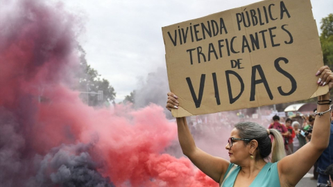 Una mujer durante una manifestación para denunciar el precio de los alquileres, a 13 de octubre de 2024, en Madrid (España).