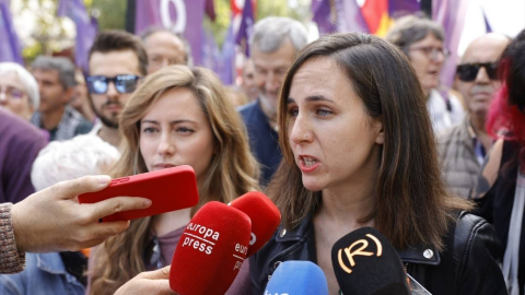La secretaria general de Podemos, Ione Belarra, atiende a los medios de comunicación durante una manifestación para denunciar el precio de los alquileres, a 13 de octubre de 2024, en Madrid (Españ