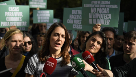 La portavoz de Más Madrid en el Ayuntamiento de Madrid, Rita Maestre, atiende a los medios de comunicación durante una manifestación para denunciar el precio de los alquileres, a 13 de octubre de 