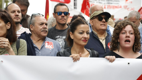 La ministra de Juventud e Infancia, Sira Rego (c), durante una manifestación para denunciar el precio de los alquileres, a 13 de octubre de 2024, en Madrid (España). 