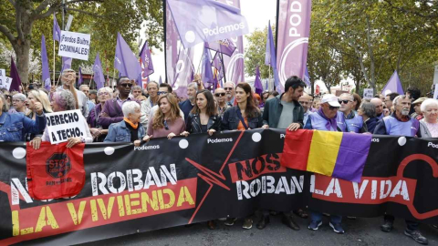 La coportavoz de Podemos, María Teresa Pérez (3i), la secretaria general de Podemos, Ione Belarra (4i), y la eurodiputada y portavoz de Podemos, Isa Serra (c), durante una manifestación para denun
