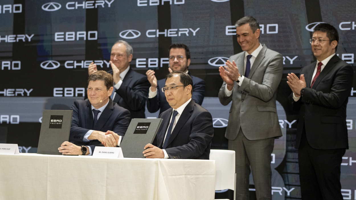 El CEO de Ebro, Pedro Calef y el vicepresidente internacional de Chery, Guibing Zhang, ratifican el acuerdo para producir conjuntamente ante la presencia de Pedro Sánchez y las correspondientes autoridades. EP