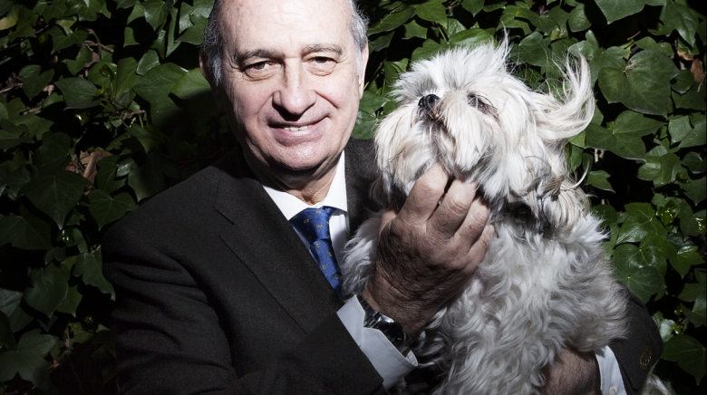 Jorge Fernández Díaz con su perra Lola.