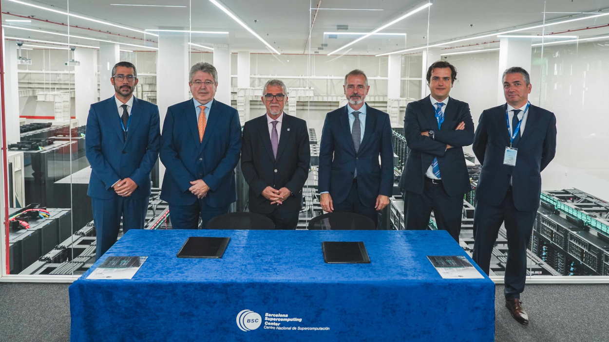 Foto de familia tras la firma del acuerdo de colaboración entre Indra y BCS