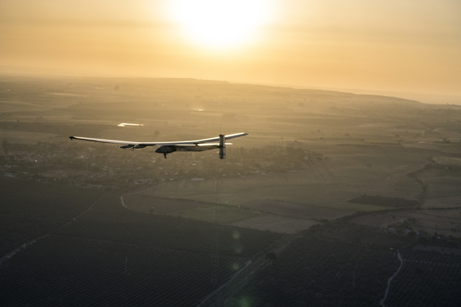 El avión Solar Impulse 2 justo antes de tomar tierra en Sevilla. 