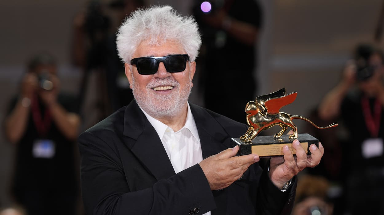 Pedro Almodóvar posa con el León de Oro en el Festival de Cine de Venecia. EP. 