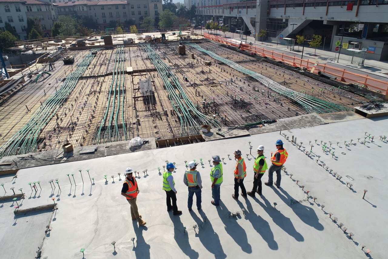 Vista de una construcción y trabajadores / UNSPLASH