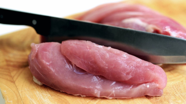 La listeria es la bacteria que causa la listeriosis, la tercera enfermedad de transmisión alimentaria más mortal en Estados Unidos. Los síntomas suelen incluir fiebre, dolores musculares y fatiga.