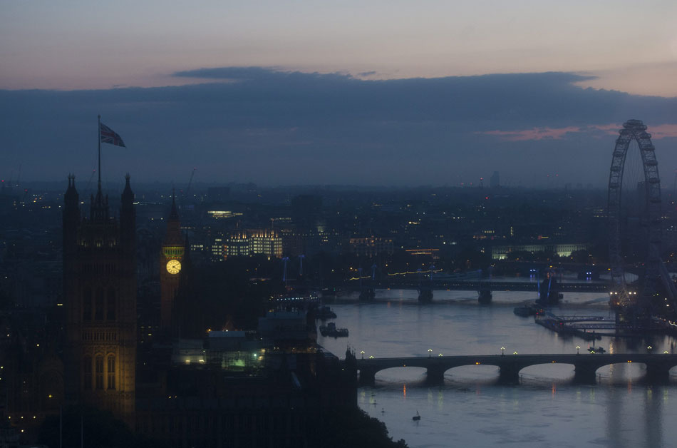 Amanecer sobre la Casa del Parlamento en Londres (R.Unido).