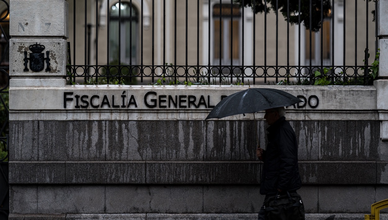 Un hombre pasea frente a la Fiscalía General del Estado. EP