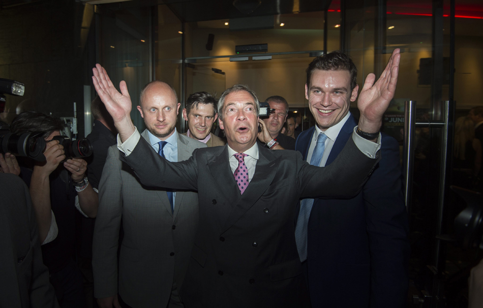 El líder del Partido Independencia del Reino Unido (UKIP) Nigel Farage (c) sale de la sede del partido esta madrugada en Londres (R.Unido). 