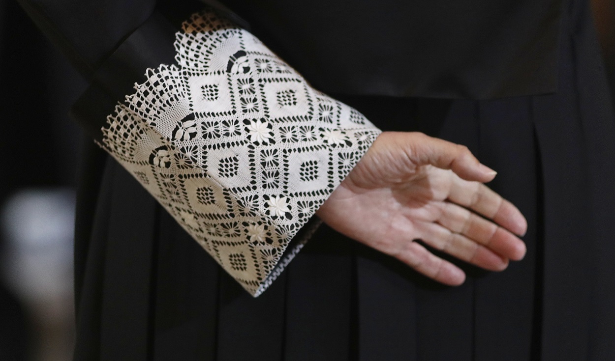 Imagen de la mano de un juez, con la toga negra que visten en las vistas orales. EP