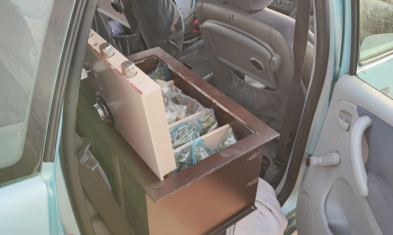 Caja fuerte en la que el hombre de Ciutadella transportaba la marihuana. EP