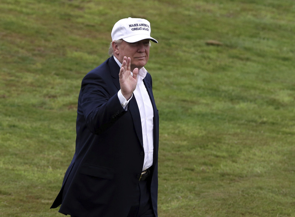  Donald Trump saluda a su llegada al campo de golf de Trump Turnberry en Escocia, Reino Unido/EFE
