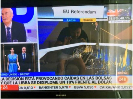 Asier Antona en calzoncillos anuncia el triunfo del Brexit 