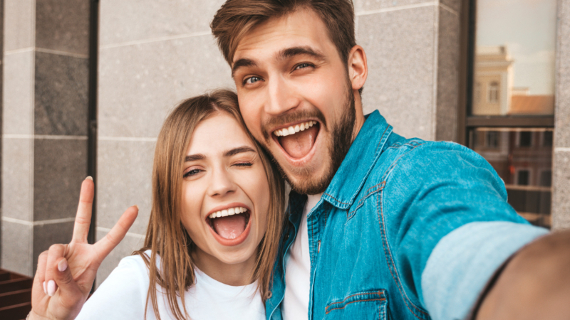 Una pareja se hace un selfie / FREEPIK Una pareja se hace un selfie / FREEPIK
