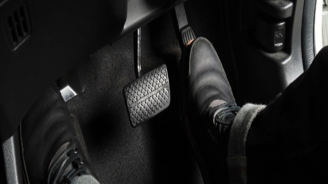 ¿Para qué sirve el cuarto pedal que tienen algunos coches? RACE aclara el misterio