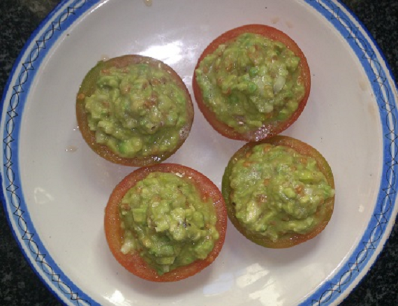 Tomates rellenos de aguacate y lomo con queso empanado