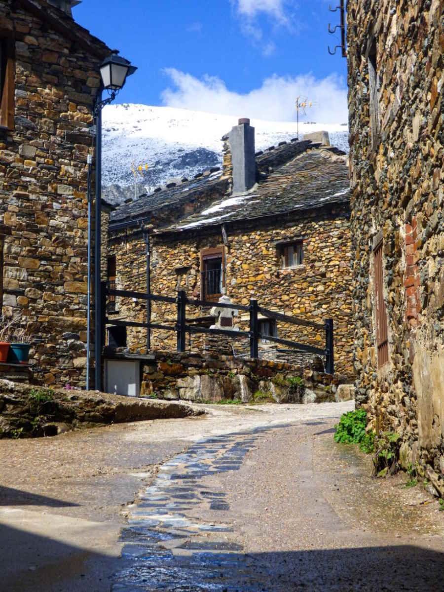 Casas de Valverde de los Arroyos en la provincia de Guadalajara, que utilizan piedra caliza en los muros y pizara en los tejados (Foto Ayuntamiento de Valverde de los Arroyos)