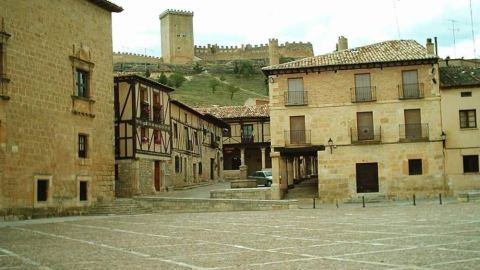 El castillo de Peñaranda de Duero, en lo alto del cerro (Foto Ayuntamiento de Peñaranda de Duero)