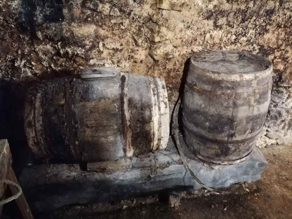 Barricas de una bodega subterránea en Peñaranda de Duero (Foto Ayuntamiento de Peñaranda)