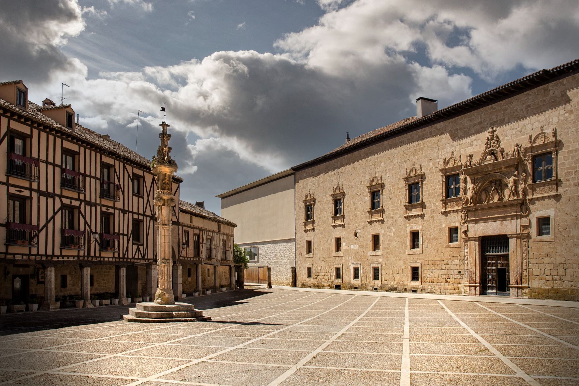 Plaza Mayor de Peñaranda de Duero, en Burgos, con el Palacio de los condes de Miranda (Foto Ayuntamiento de Peñaranda de Duero)