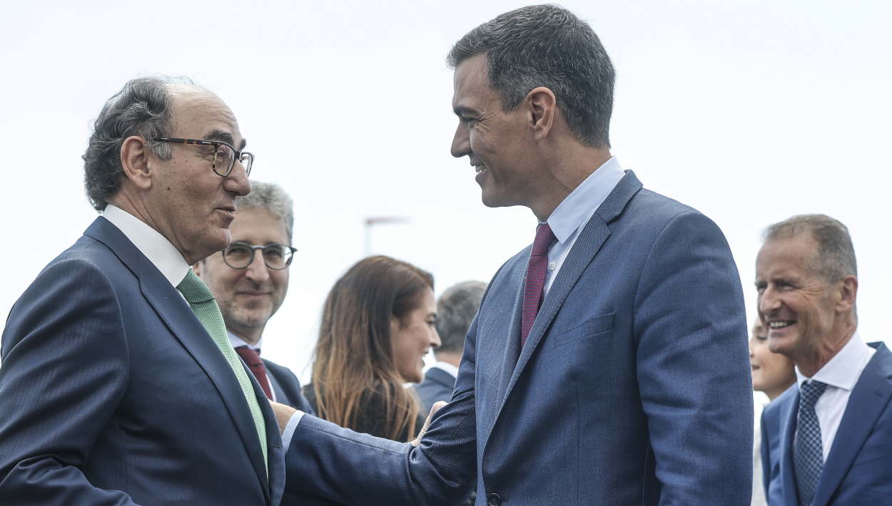 El presidente de Iberdrola, Ignacio Sánchez Galán, saluda al presidente del Gobierno, Pedro Sánchez, en una imagen de archivo de 2022. EP