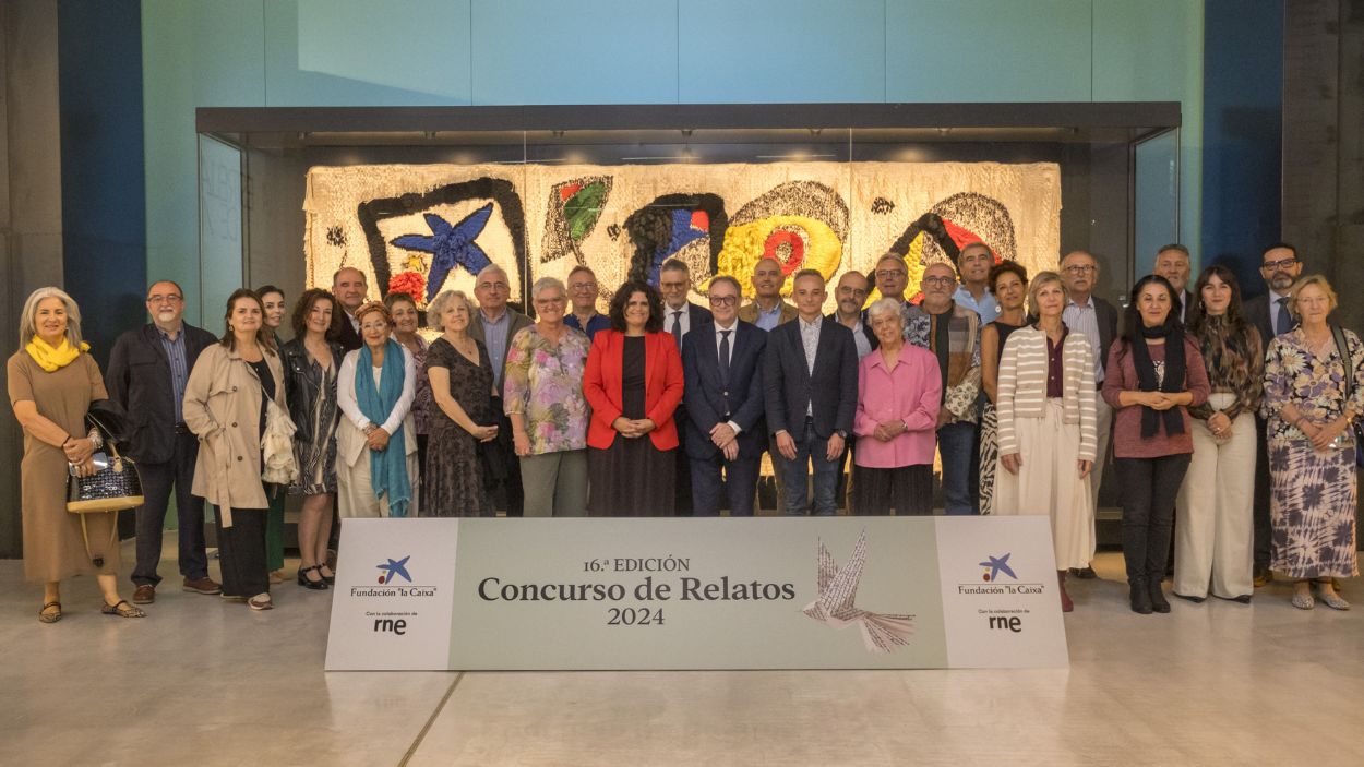 Foto de familia con los finalistas del XVI Concurso de Relatos Escritos por Personas Mayores. © Fundación la Caixa