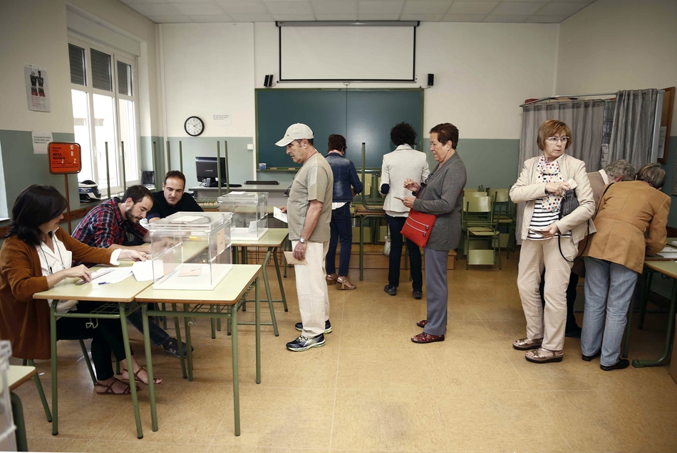 Imagen del momento de la apertura de un colegio electoral de Pamplona este domingo. 