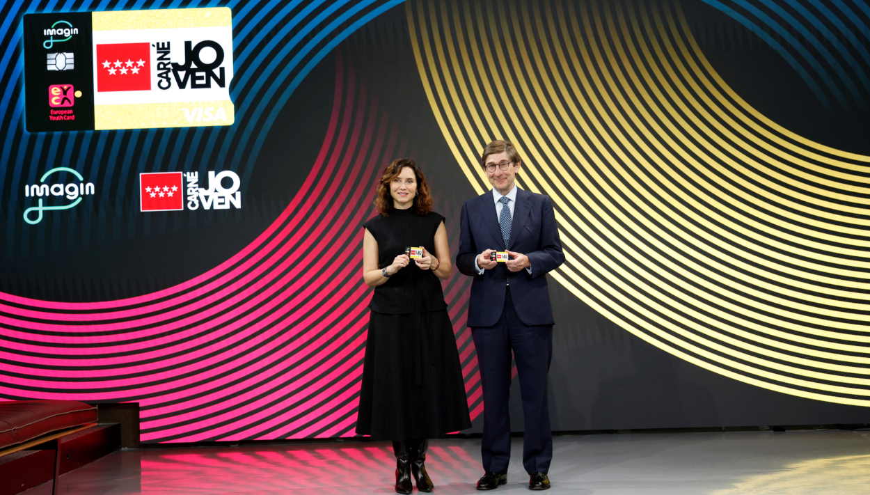 Isabel Díaz Ayuso, presidenta de la Comunidad de Madrid, junto a José Ignacio Goirigolzarri, presidente de CaixaBank, en la renovación del Carné Joven