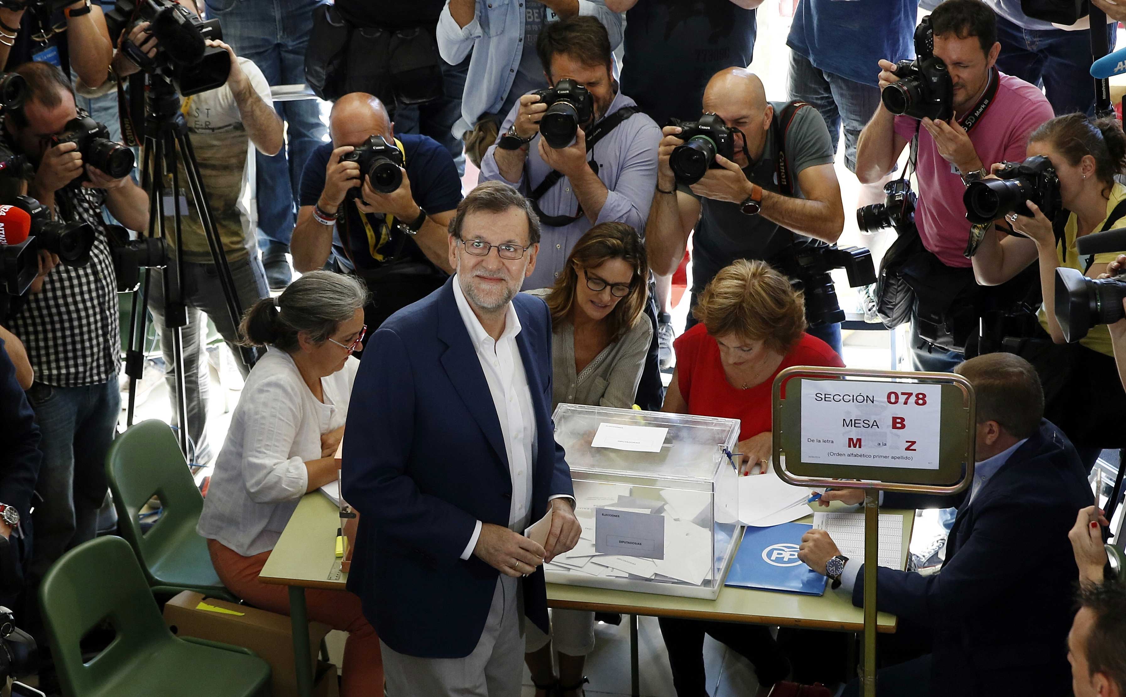 El presidente del Gobierno en funciones y candidato del Partido Popular para la reelección, Mariano Rajoy, tras ejercer su derecho al voto.