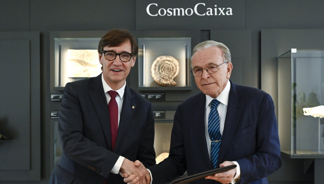 El president de la Generalitat de Catalunya, Salvador Illa, y el presidente de la Fundación ”la Caixa”, Isidro Fainé, durante la firma del acuerdo. © Fundación ”la Caixa”