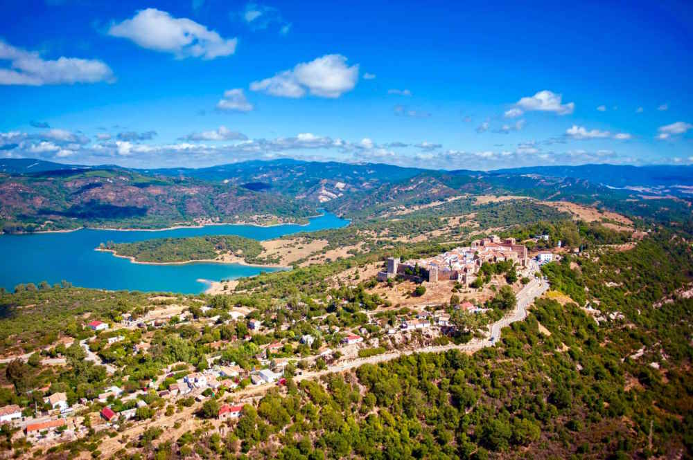 Castellar de la Frontera está rodeado del parque natural de los Alcornocales (Foto Diputación Provincial de Cádiz) Castellar de la Frontera está rodeado del parque natural de los Alcornocales (Foto Diputación Provincial de Cádiz)