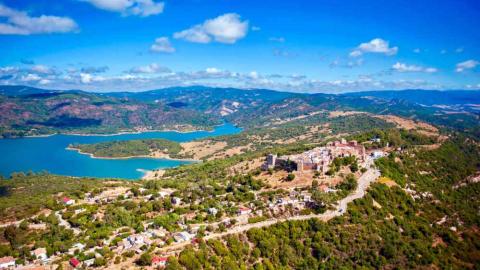 Castellar de la Frontera está rodeado del parque natural de los Alcornocales (Foto Diputación Provincial de Cádiz)