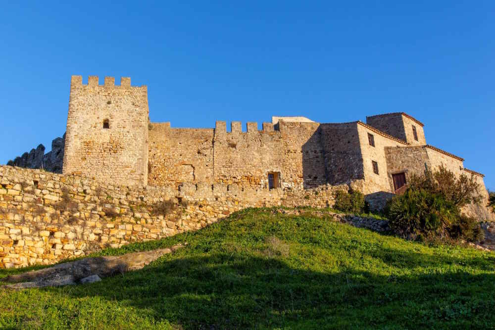 Murallas del castillo de Castellar de la Frontera, en Cádiz (Foto Castellar de la Frontera) Murallas del castillo de Castellar de la Frontera, en Cádiz (Foto Castellar de la Frontera)