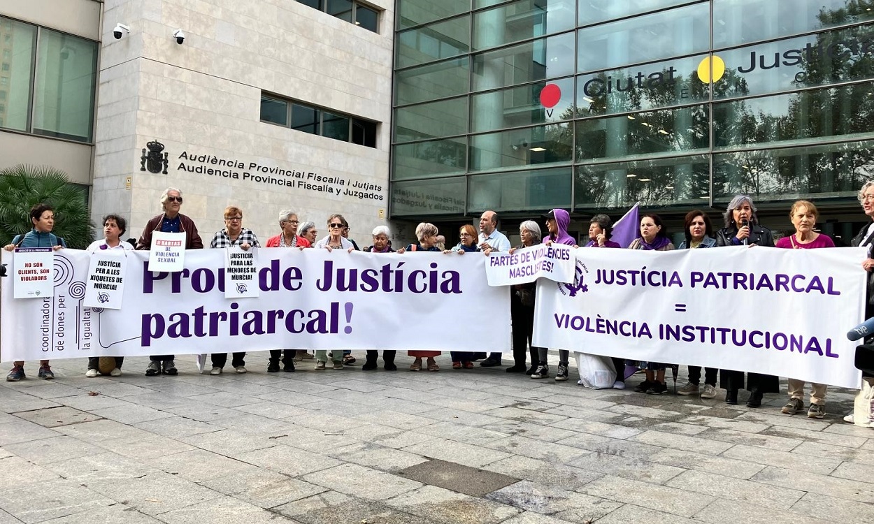 La protesta ante la Ciudad de la Justicia de València por el 'Caso Errejón' este viernes. EP
