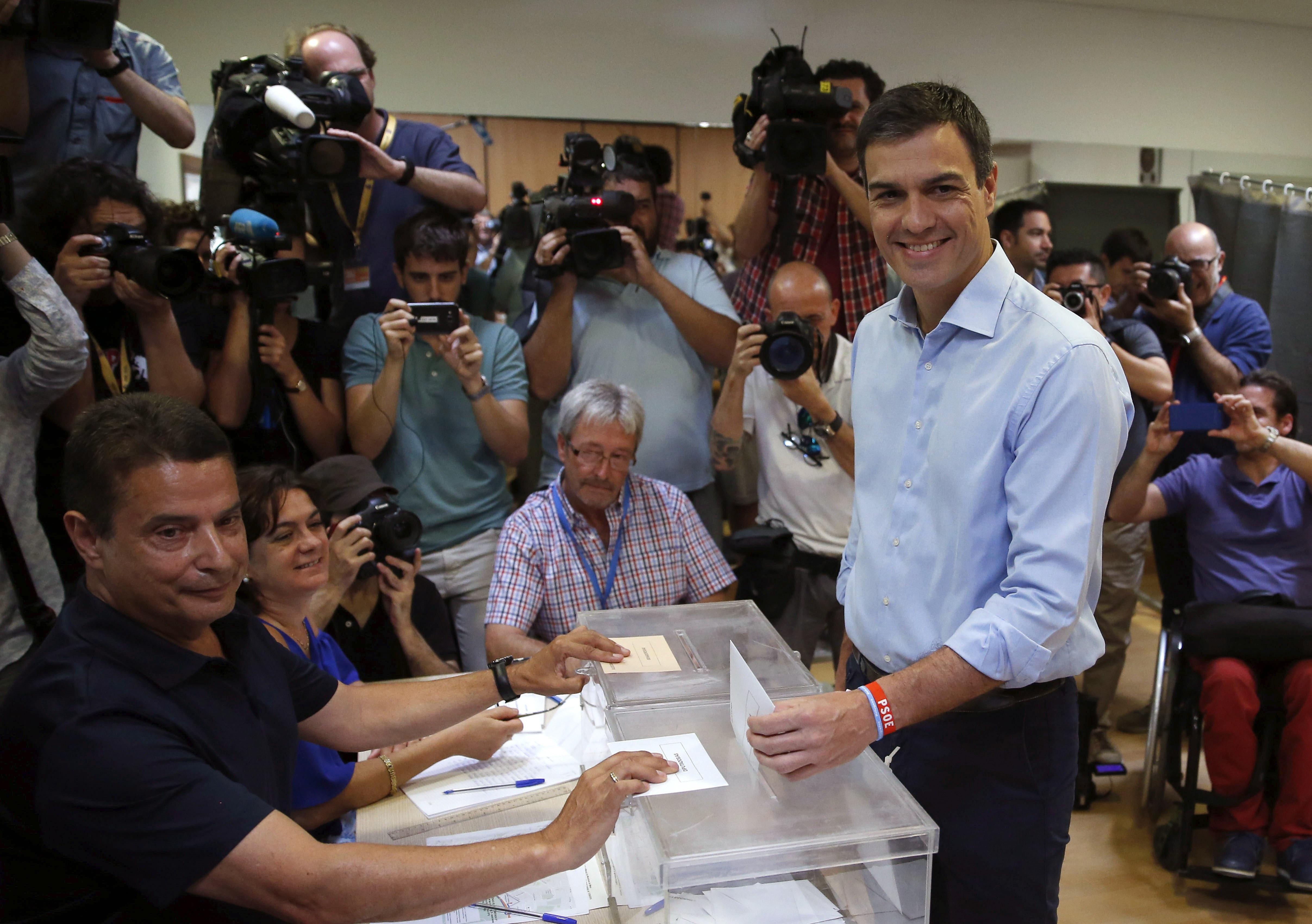 Pedro Sánchez, candidato socialista a la Presidencia del Gobierno, deposita su voto en un colegio de la localidad madrileña de Pozuelo de Alarcón.