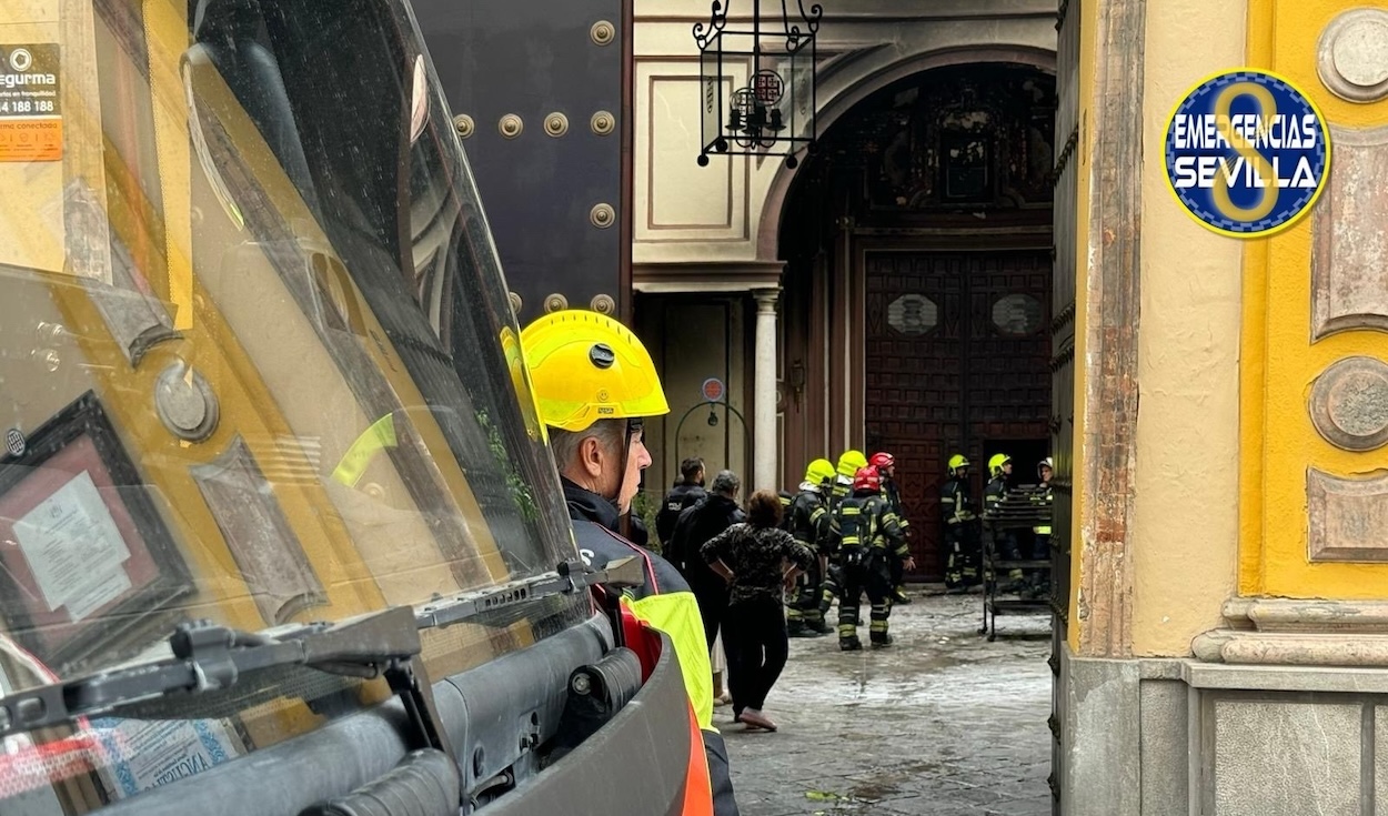 Bomberos en la Iglesia de El Silencio. Emergencias Sevilla